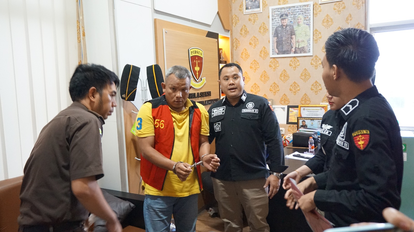 Erni Yusnita, SH.MH.Melalui Kepala Seksi Tindak Pidana Secara Resmi Menerima Penyerahan Tersangka