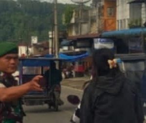 Babinsa Koramil 01/Sumbul Turun Tangan Atur Lalu Lintas Antisipasi Kemacetan Akhir Tahun