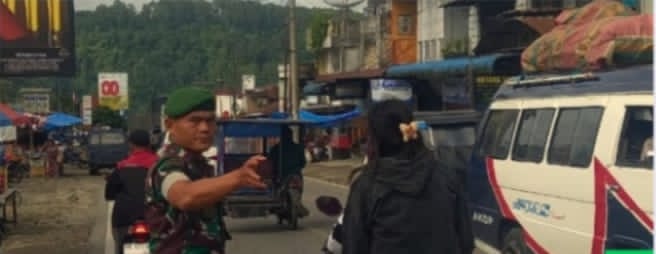 Babinsa Koramil 01/Sumbul Turun Tangan Atur Lalu Lintas Antisipasi Kemacetan Akhir Tahun