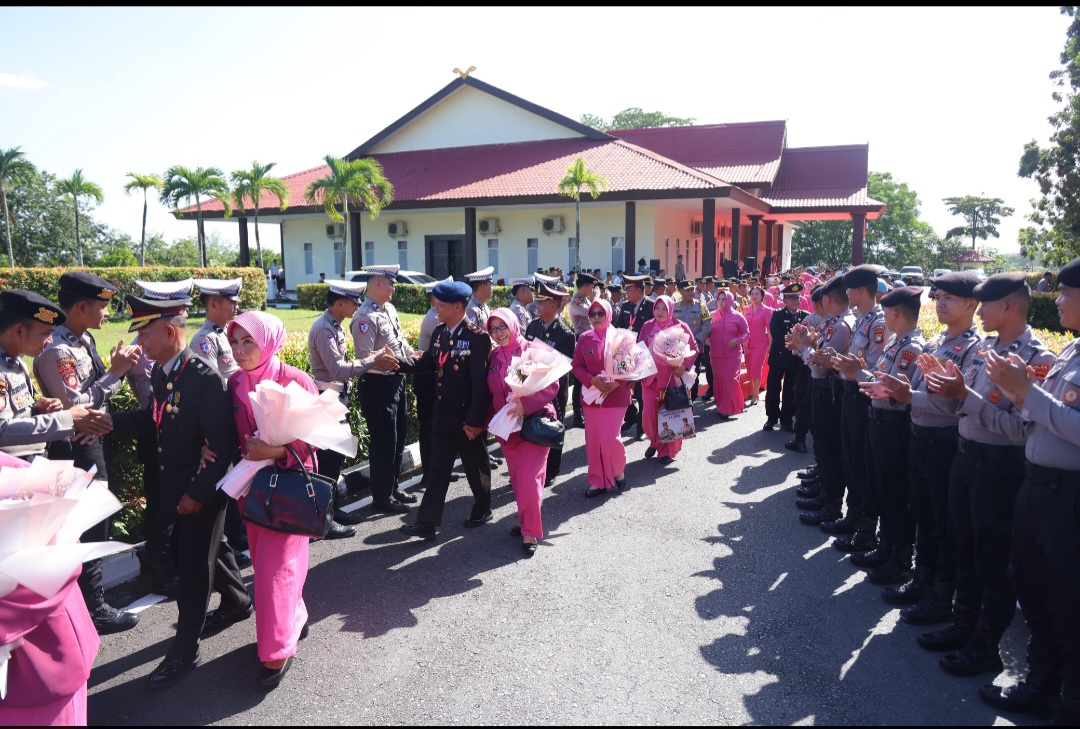 POLDA KEPRI GELAR PEMBINAAN TRADISI PRAPENGAKHIRAN DINAS BAGI PNPP PERIODE NOVEMBER 2024 S.D. OKTOBER 2025