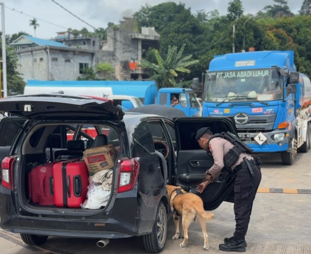 HADIRKAN RASA AMAN, SATGAS GAKKUM DAN UNIT K9 POLDA KEPRI PERIKSA BARANG BAWAAN PENUMPANG DI PELABUHAN RORO PUNGGUR