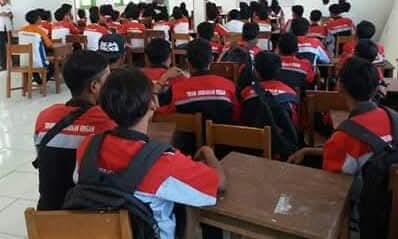 SMKN 3 Pulau Mandangin Penuh Antusias Mengikuti Sosialisasi Asuransi Kecelakaan Diri Siswa
