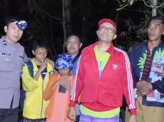 Polres Gresik Selamatkan Wisatawan Asal Sidoarjo Tersesat di Hutan Pulau Bawean.