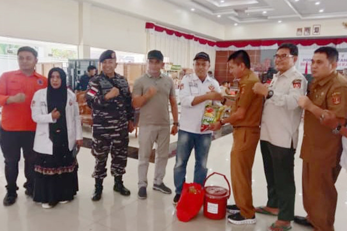 Danposal Mukomuko Lanal Bengkulu Salurkan Bantuan Kemanusiaan Ke Daerah Terdampak Bencana di Sumatera Barat