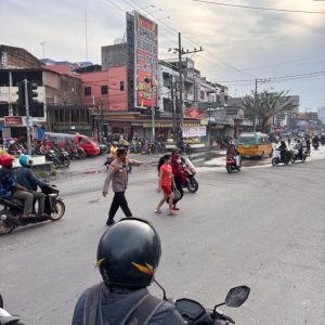 Polsek Sunggal Turun Serta Mengatur Lalu Lintas, Prioritaskan Keamanan Anak Sekolah dan Pekerja