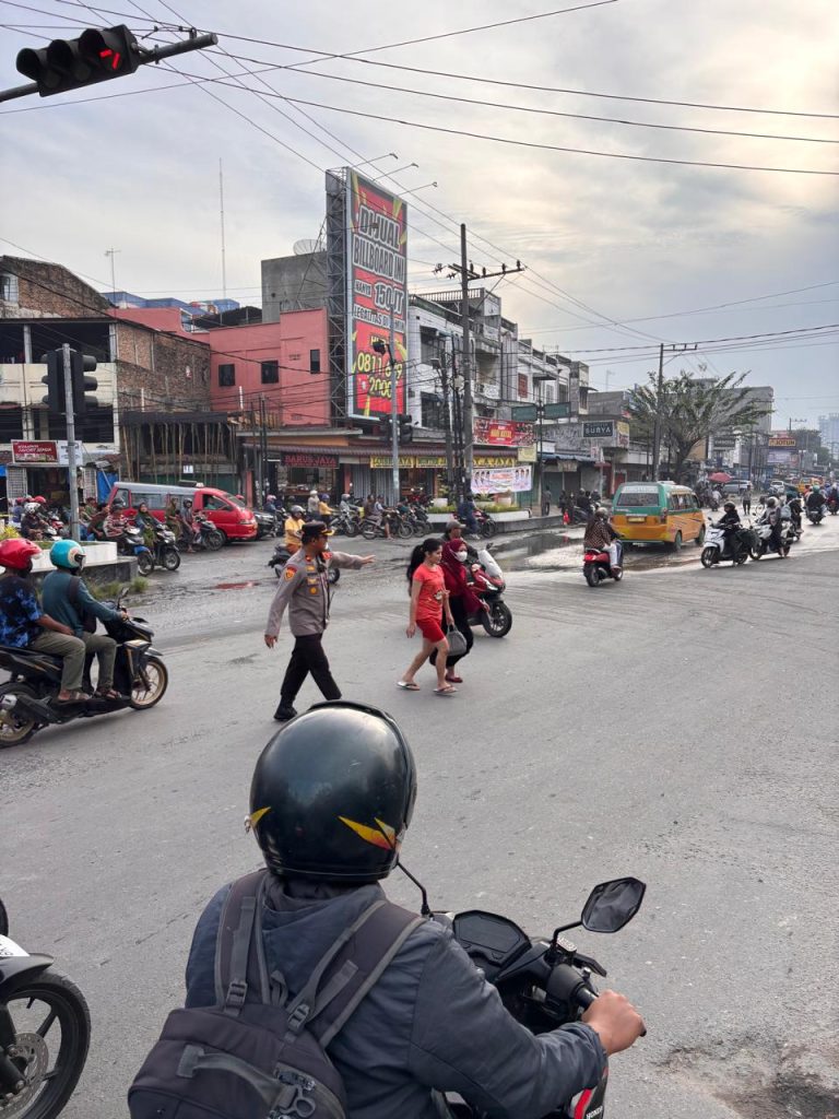 Polsek Sunggal Turun Serta Mengatur Lalu Lintas, Prioritaskan Keamanan Anak Sekolah dan Pekerja