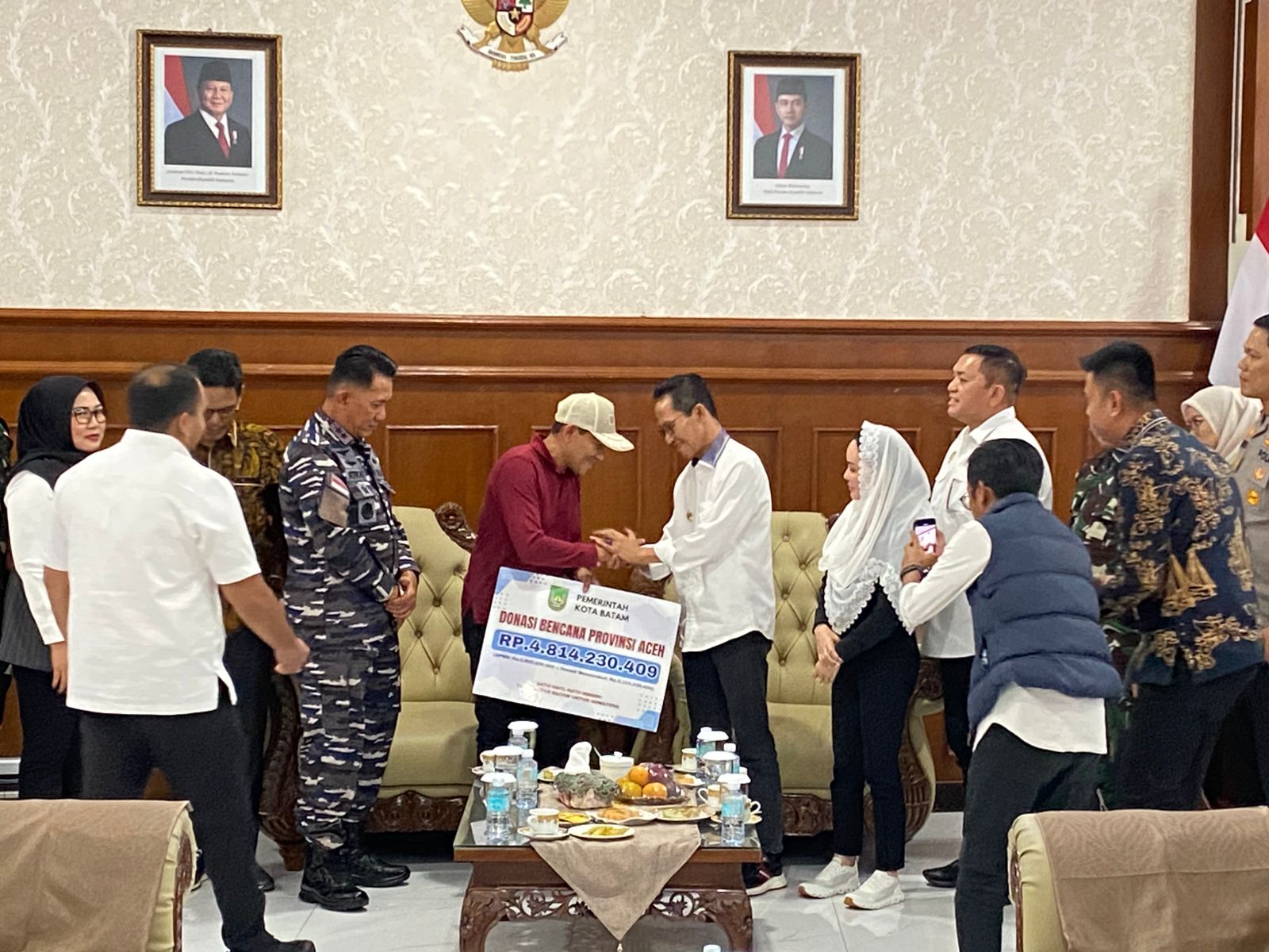 Danlanal Sabang Sambut Kedatangan Walikota Batam dan Dankodaeral IV Dalam Rangka Penyerahan Bantuan Sosial Ke Provinsi Aceh