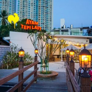 Ancol Hadirkan Promo Tiket Masuk dengan Gratis Voucher Makan di Resto Ayam Tepi Laut