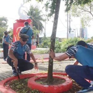 Prajurit Lanal Bengkulu Rawat dan Bersihkan Tugu Hiu Sambut Hari Dharma Samudera