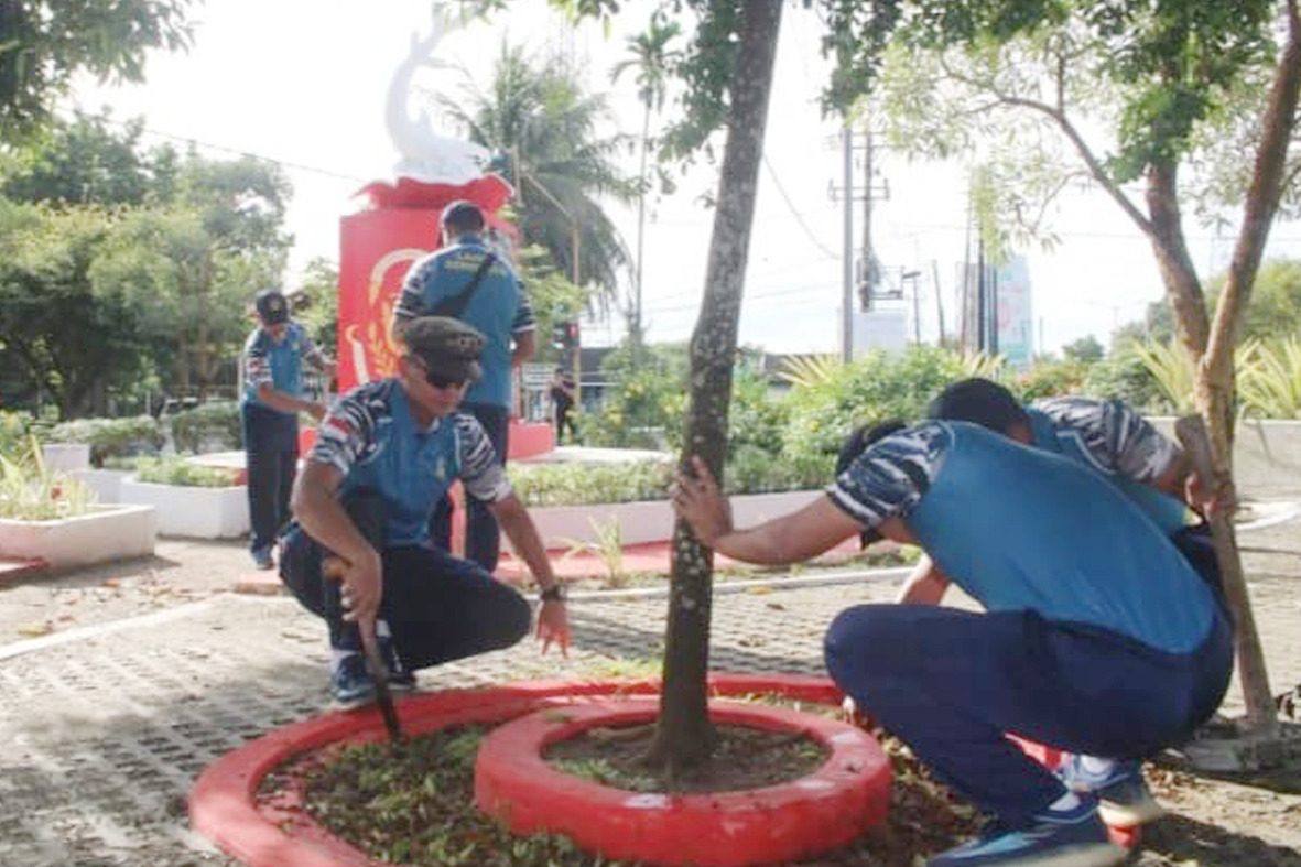 Prajurit Lanal Bengkulu Rawat dan Bersihkan Tugu Hiu Sambut Hari Dharma Samudera