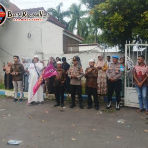 Polisi Amankan dan Kawal Pemberangkatan Jamaah Umroh PT Wardah Tour & Travel di Lumajang