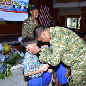 Momen Haru, Dankodaeral X Makan Satu Piring Berdua Denga Siswa TK Hangtuah Jayapura