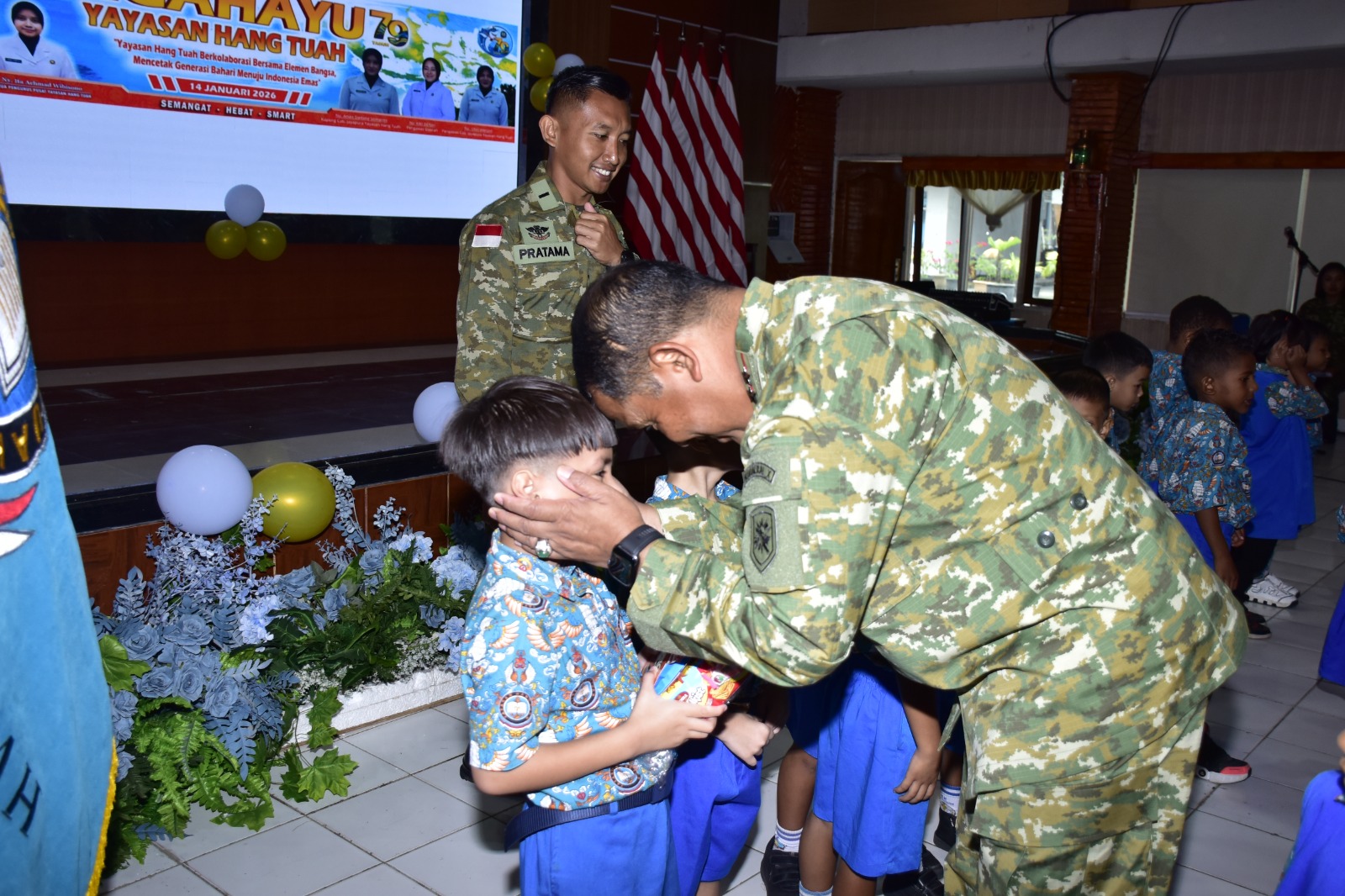 Momen Haru, Dankodaeral X Makan Satu Piring Berdua Denga Siswa TK Hangtuah Jayapura