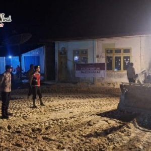 Dukung Pemulihan Fasilitas Pendidikan Pasca Banjir Aceh Singkil, Polres Adakan Gotong Royong Hingga Malam Hari