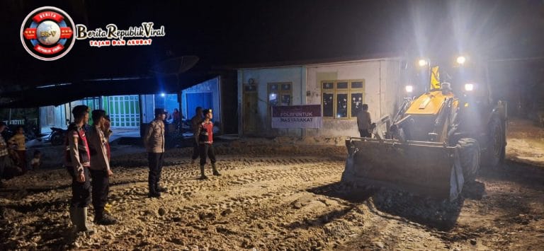 Dukung Pemulihan Fasilitas Pendidikan Pasca Banjir Aceh Singkil, Polres Adakan Gotong Royong Hingga Malam Hari