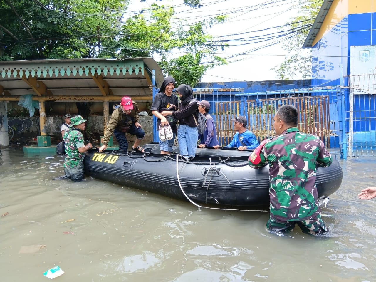 TNI Kerahkan Personel untuk Bantu Warga Terdampak Banjir di Penjaringan