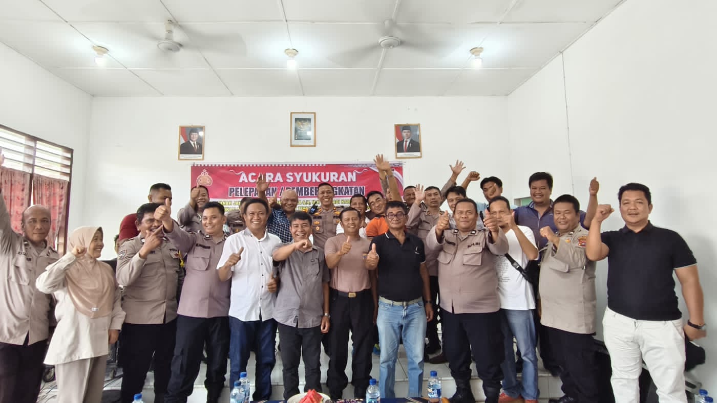 Haru! Kapolsek Tanah Jawa Kompol Asmon Bufitra Dilepas ke Madina, Tiga Personel Naik Pangkat : ” Ini Keluarga Saya! “