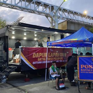 Polri Bergerak Tangani Banjir Cakung, Kerahkan 132 Personel, Perahu Taktis, Kendaraan 4×4, dan Dapur Lapangan Brimob