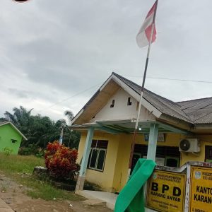 DUGA LANGGAR UU NO.24/2009 – BENDERA MERAH PUTIH SOBEK-KUSAM DIBIARKAN BERKIBAR DI KANTOR DESA KARANG ANYAR