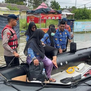 Emak-emak Hingga Nakes Naik Perahu Karet Brimob Sebrangi Banjir