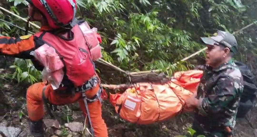 Terjang Medan Ekstrem, TNI AD Lanjutkan Operasi SAR Pesawat ATR 42 – 500 di Bulusaraung