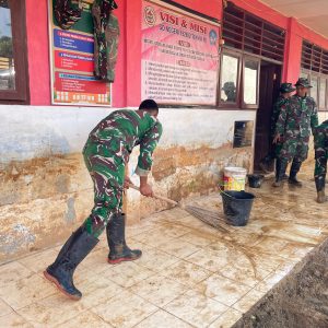 Satgas Gulbencal Kodam I/BB Bersihkan SDN 152981 dan 152982 Tukka Pascabencana Banjir dan Longsor