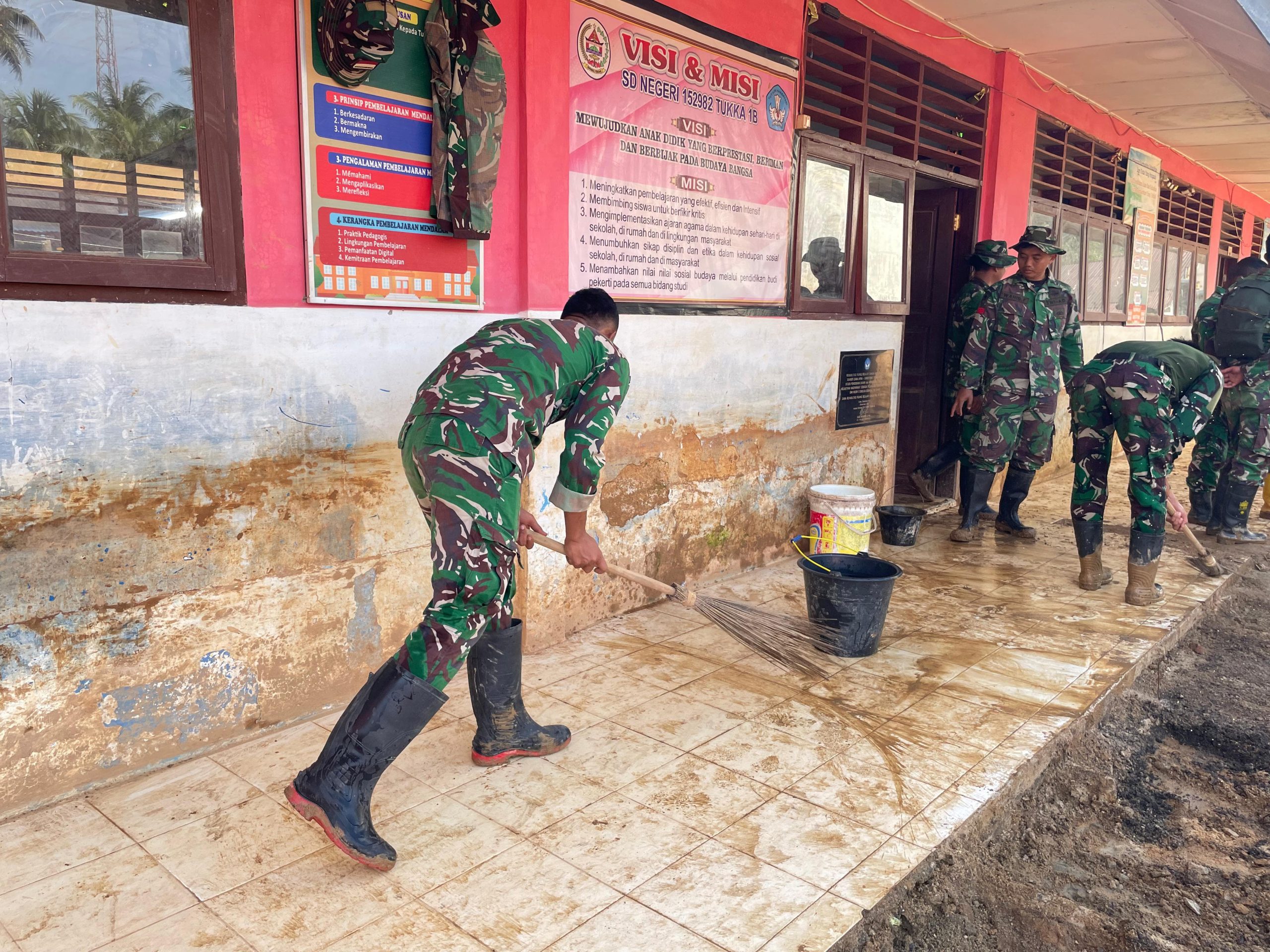 Satgas Gulbencal Kodam I/BB Bersihkan SDN 152981 dan 152982 Tukka Pascabencana Banjir dan Longsor
