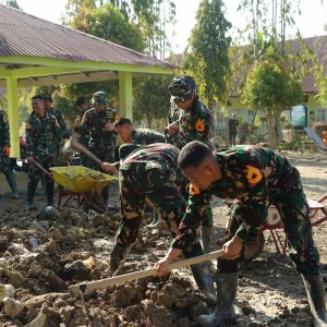 Aksi Taruna Akademi TNI Bersihkan Sekolah Pascabanjir di Aceh Tamiang