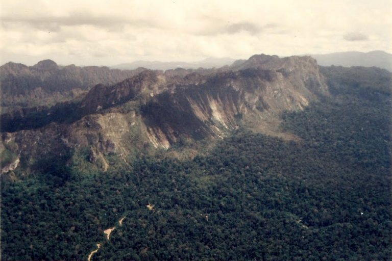 Landscape Beriun : Perpaduan Keindahan Karst, Gunung dan Hutan Alami Yang Menjadi Ikon Desa Karangan Dalam