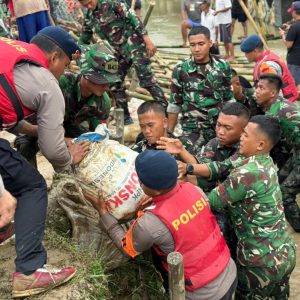 Brimob Polda Metro Jaya Gerak Cepat Perbaiki Tanggul Jebol Muara Gembong