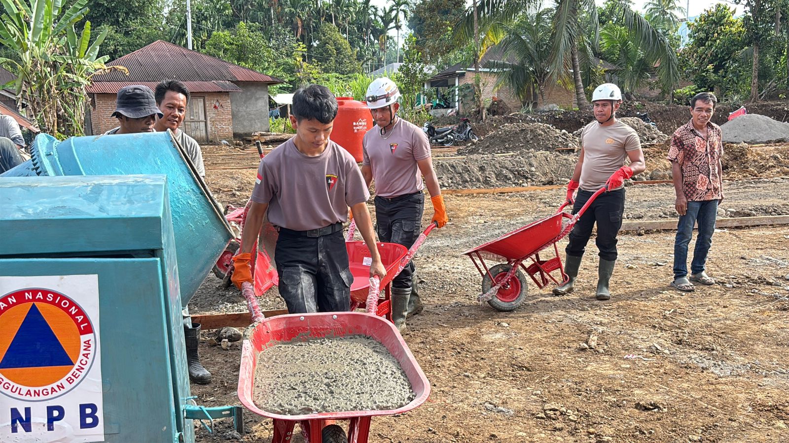 Tim SAR Resimen II Pas Pelopor Normalisasi Sungai dan Dukung Pembangunan Huntara di Agam