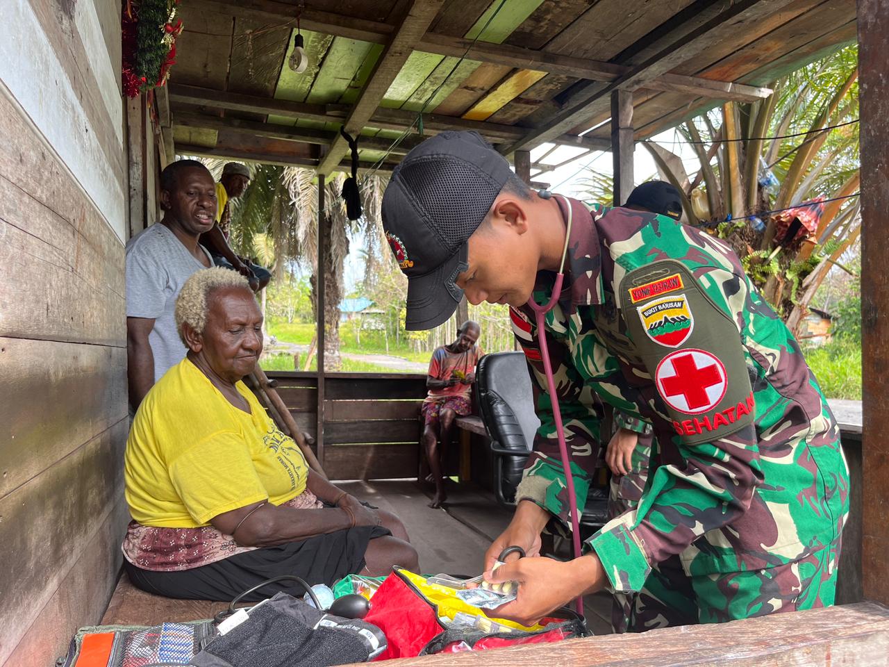Pelayanan Kesehatan dari Satgas Yonif 123/Rajawali Sampai ke Daerah Terpencil di Kabupaten Mappi