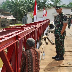 Danrem 022/PT Tinjau Jembatan Bailey Penghubung Dua Kecamatan di Kabupaten Langkat