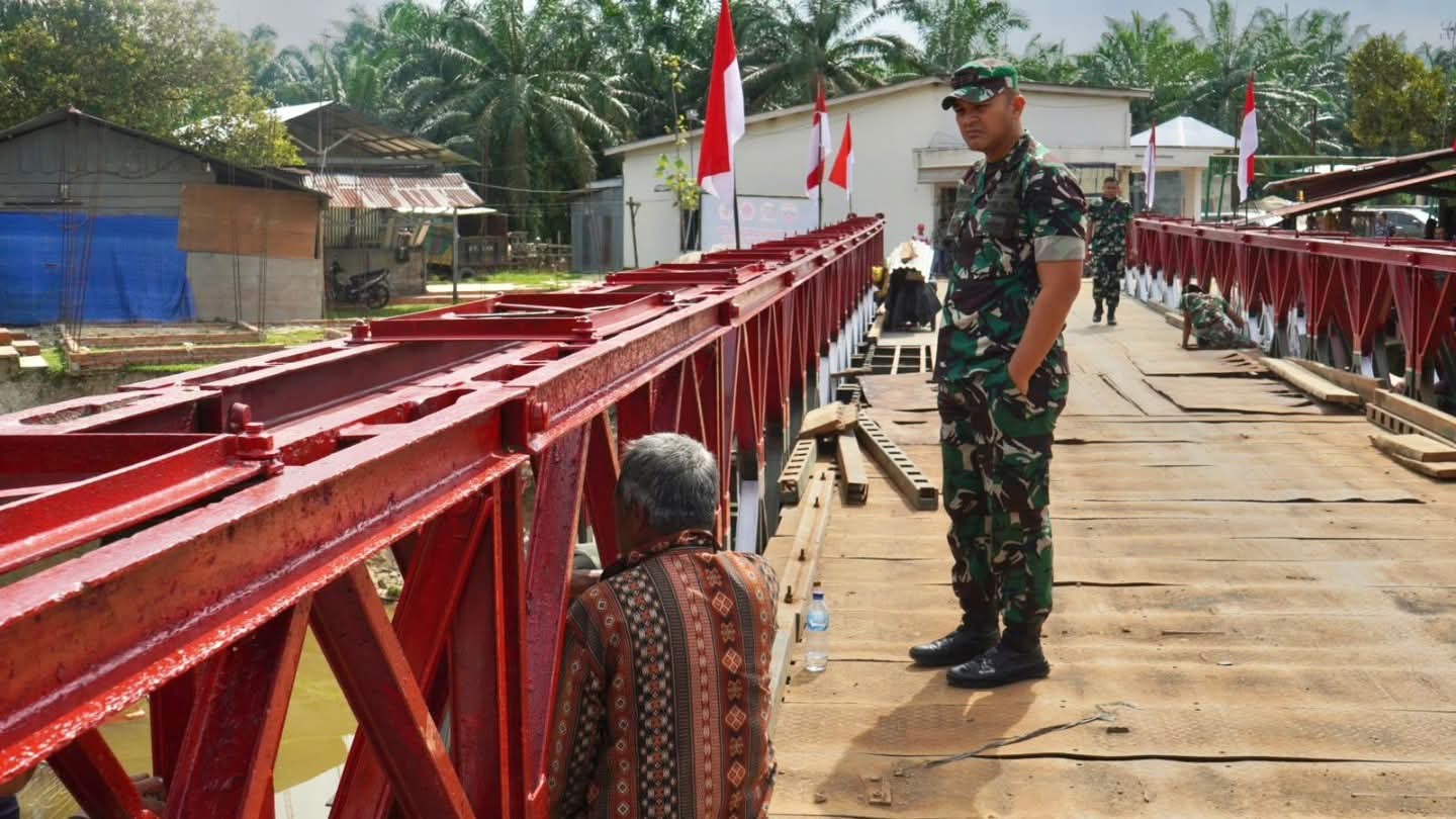 Danrem 022/PT Tinjau Jembatan Bailey Penghubung Dua Kecamatan di Kabupaten Langkat