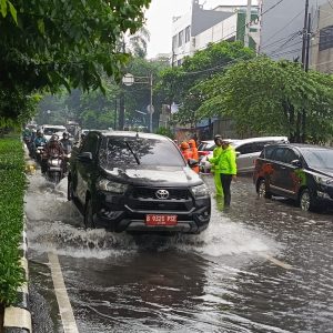 Banjir di Sejumlah Ruas Jalan, Brimob–Lantas–Polair PMJ Dikerahkan