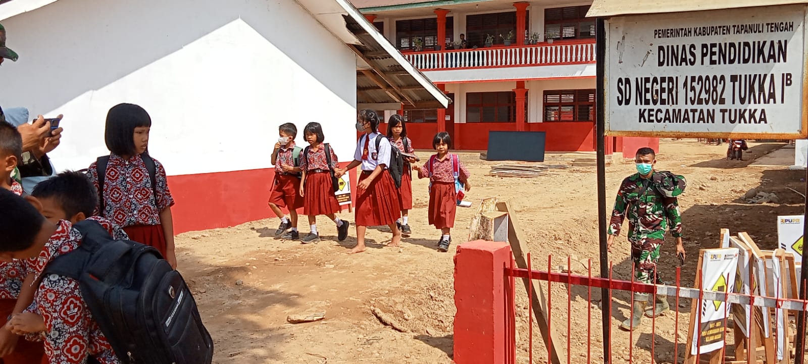 Satgas Gulbencal Kodam I/BB Percepat Pembersihan dan Perbaikan SDN 152981 dan 152982 Tukka Agar Kembali Digunakan untuk Belajar Mengajar