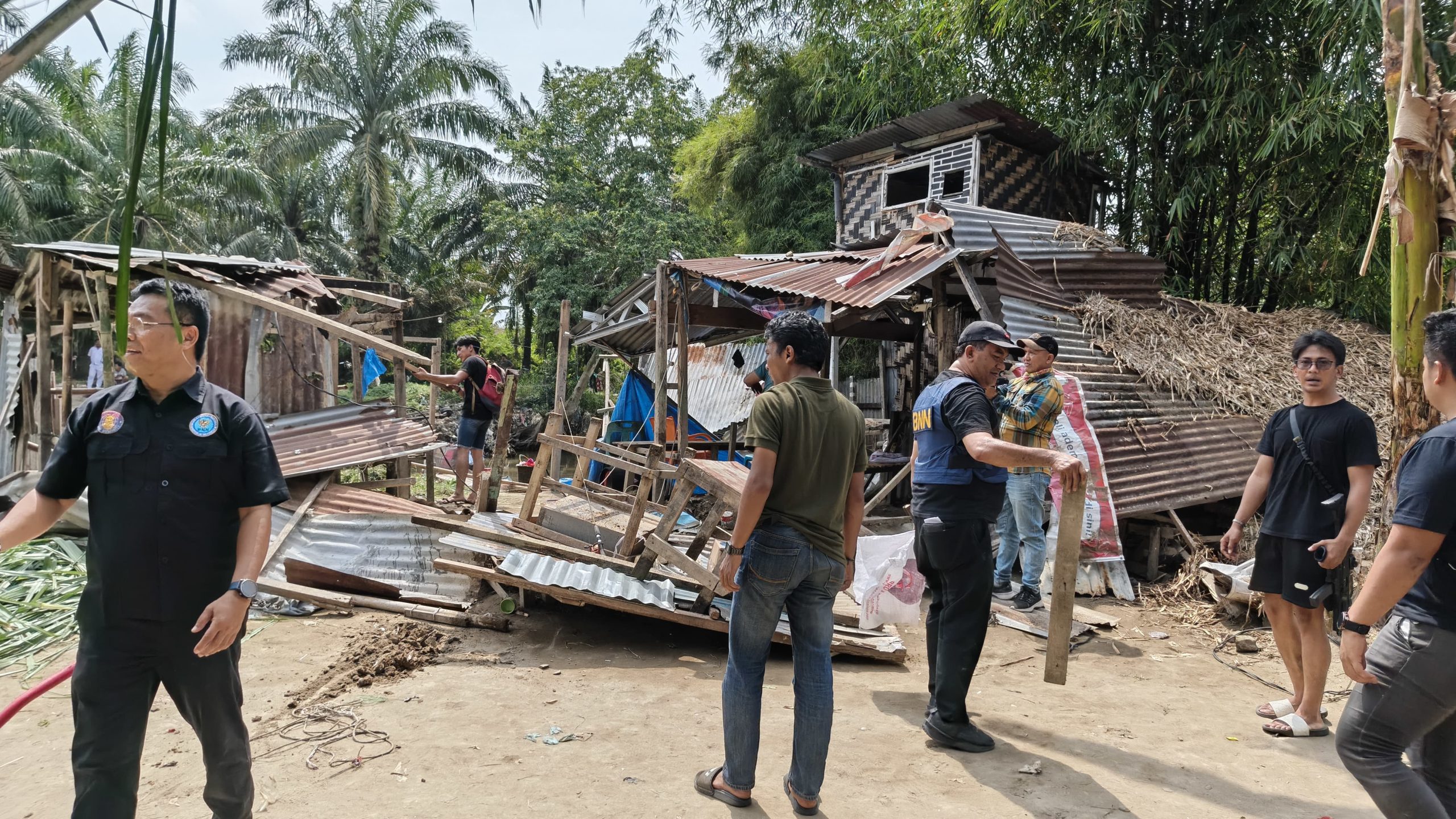 Perangi Peredaran Gelap, BNNP Sumut dan Tim Gabungan Robohkan Barak Narkoba di Kawasan Percut Sei Tuan
