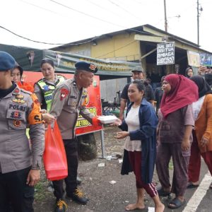 Brimob Polda Metro Jaya Hadirkan Dapur Lapangan untuk Warga Banjir Cikarang Utara