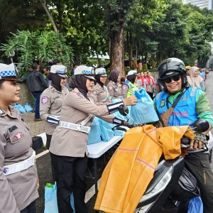 Polda Metro Jaya Gelar Jumat Peduli, Bagikan Bantuan untuk Pengemudi Ojol