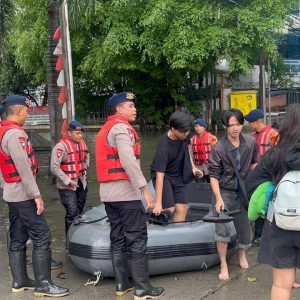 Sigap Tanpa Menunggu, Gegana Brimob Evakuasi Warga Terjebak Banjir di Daan Mogot
