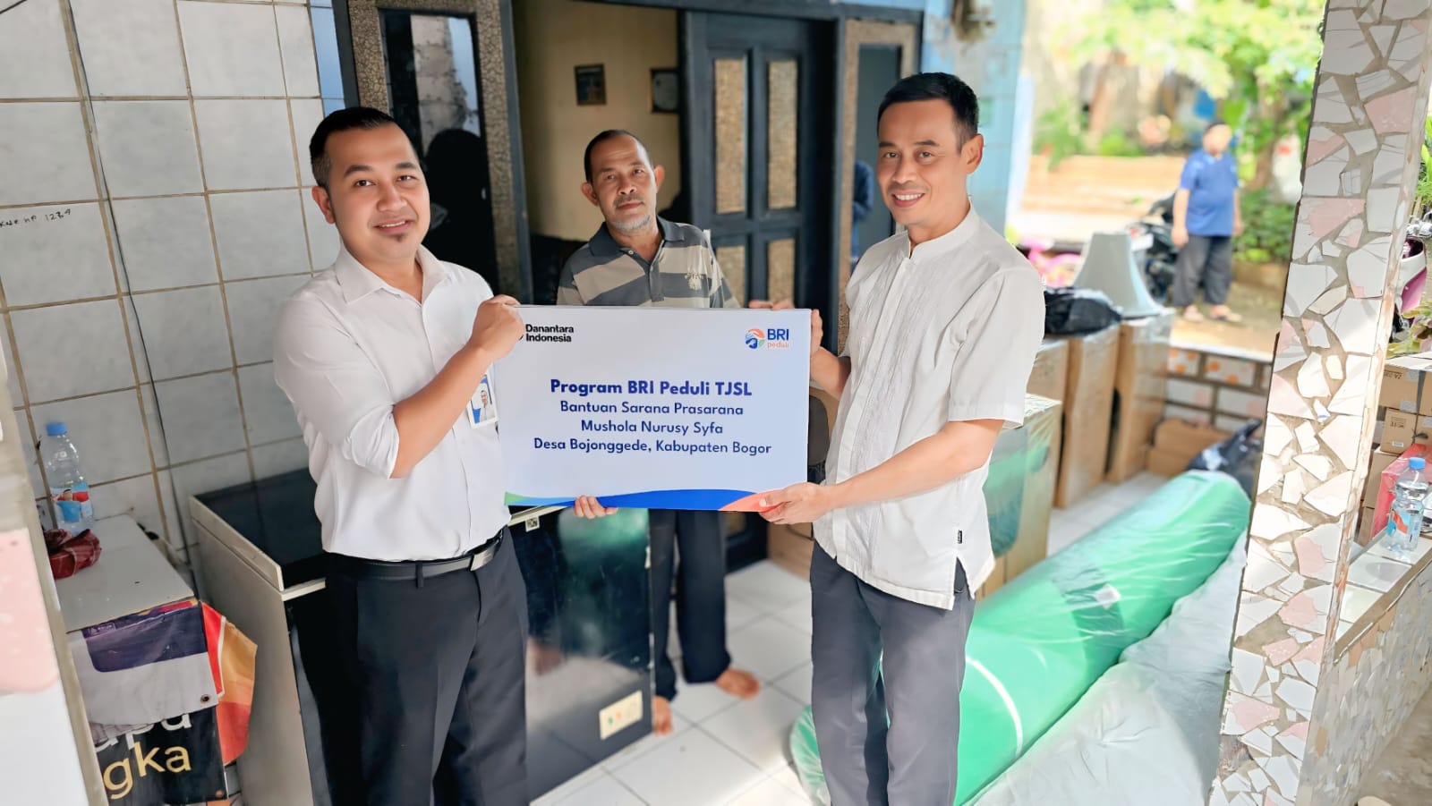 BRI BO Cibinong Serahkan Bantuan Sarana Prasarana Melalui Program BRI Peduli