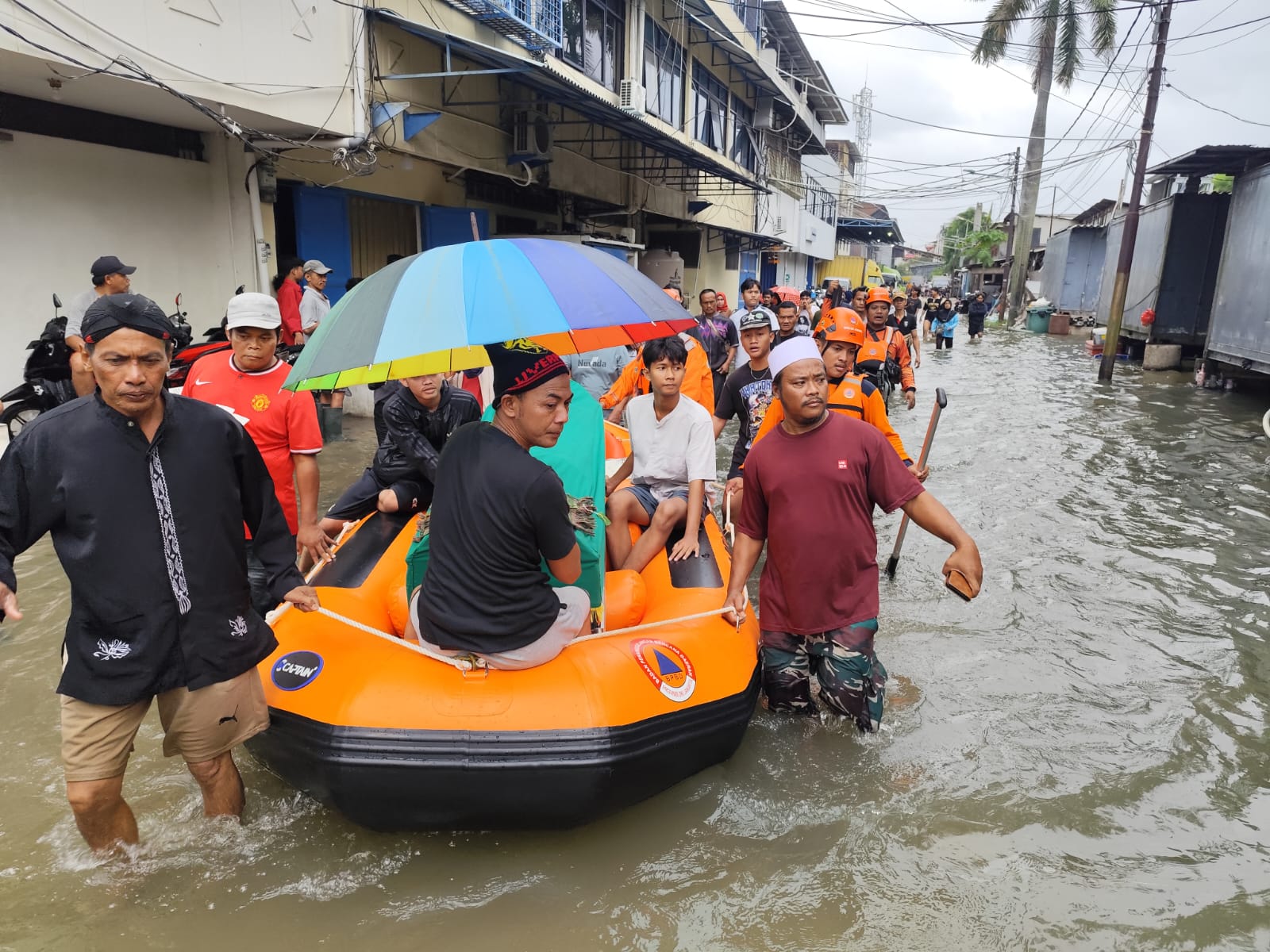 BPBD Jakarta Utara Bantu Evakuasi Warga dan Jenazah Terdampak Banjir di Kapuk Muara