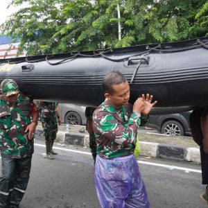 Dandim 0502/Jakarta Utara Instruksikan Evakuasi Banjir, Kapten Inf Noldy Pimpin Aksi Kemanusiaan di Kapuk Muara