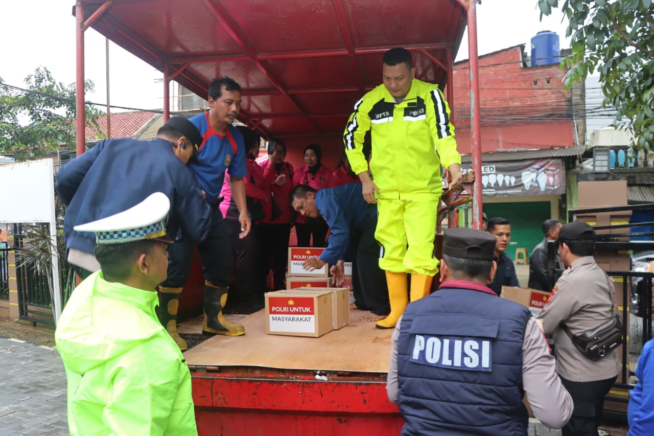 Kapolres Metro Tangerang Kota Tinjau Lokasi Pengungsian Banjir dan Dapur Umum, Salurkan Bantuan kepada Warga