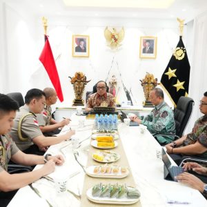 Lewat Buku, Wakapolri Titipkan Pesan Penting Pemberantasan TPPA–PPO kepada 5 Calon Atase dan Staf Teknis Polri