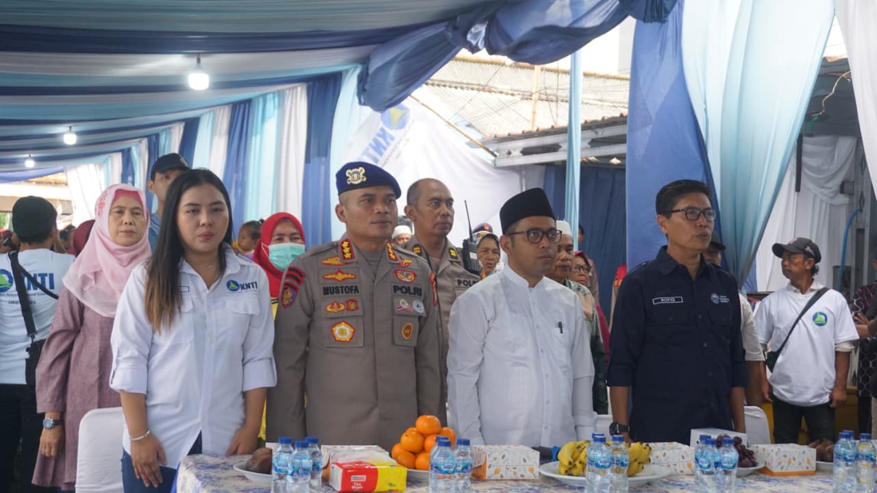 Respons Banjir Pesisir, Ditpolairud Polda Metro Jaya Bersama YMPI dan KNTI Gelar Bakti Sosial
