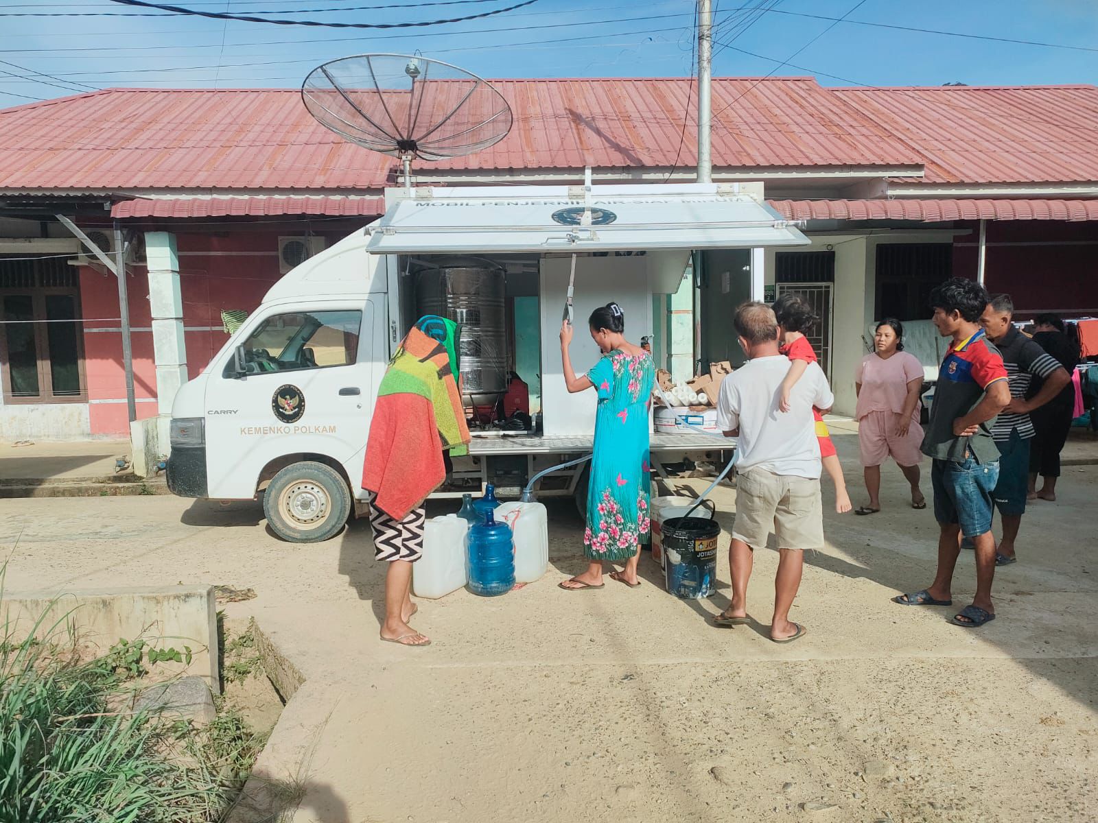 Satgas Gulbencal Kodam I/BB Salurkan Air Bersih dan Air Siap Minum ke Sejumlah Wilayah Tapanuli Tengah
