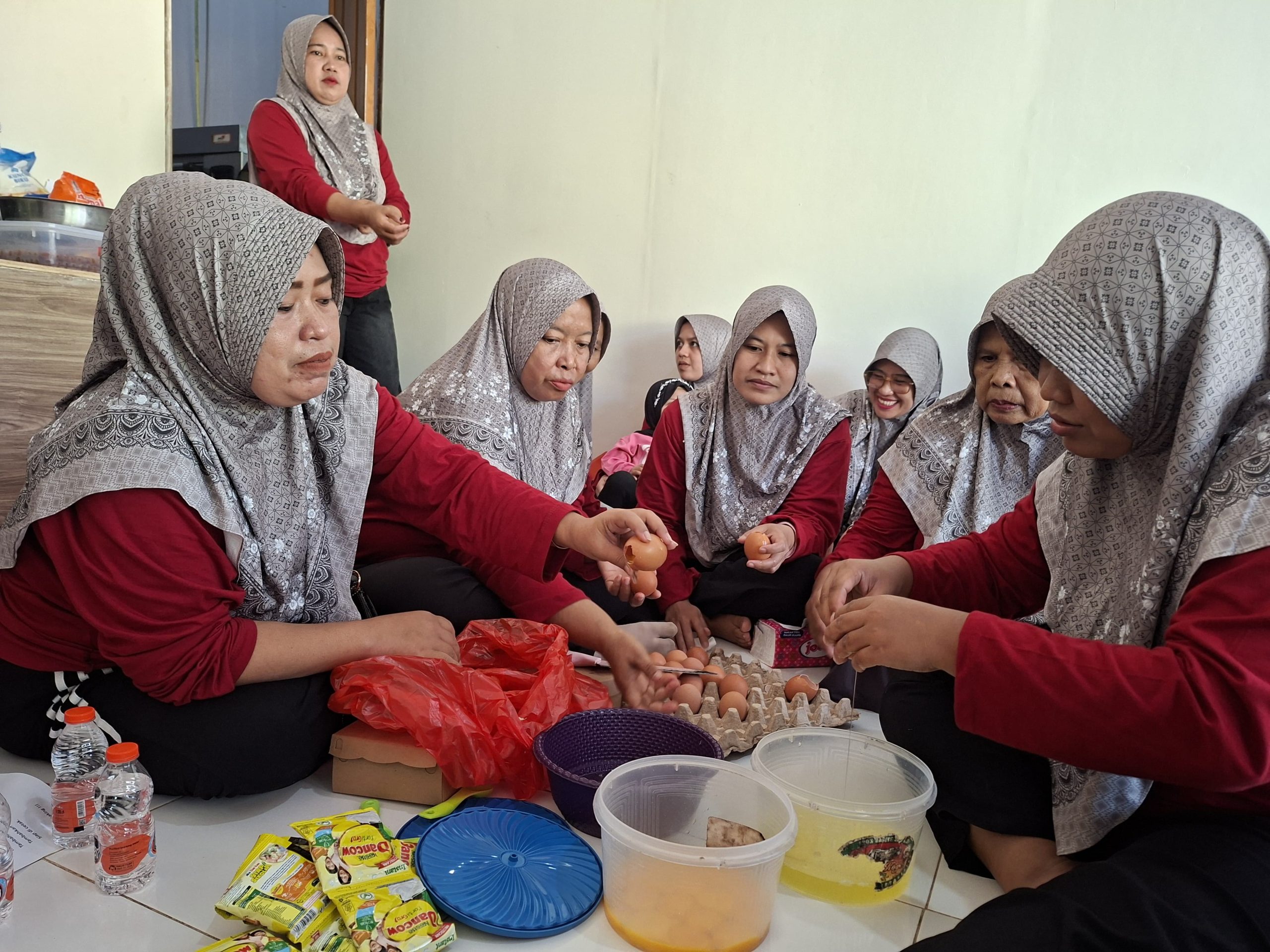 MEMBANGUN KEBERSAMAAN UNTUK MENINGKATKAN KESEJAHTERAAN DENGAN MENGIKUTI PELATIHAN TATA BOGA DI DESA KARANGAN DALAM