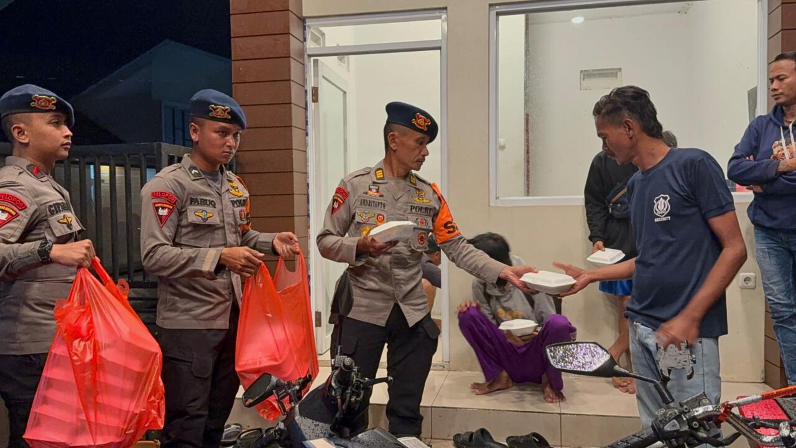 Banjir Rendam Sukamekar Bekasi, Brimob PMJ Dirikan Dapur Lapangan untuk Warga