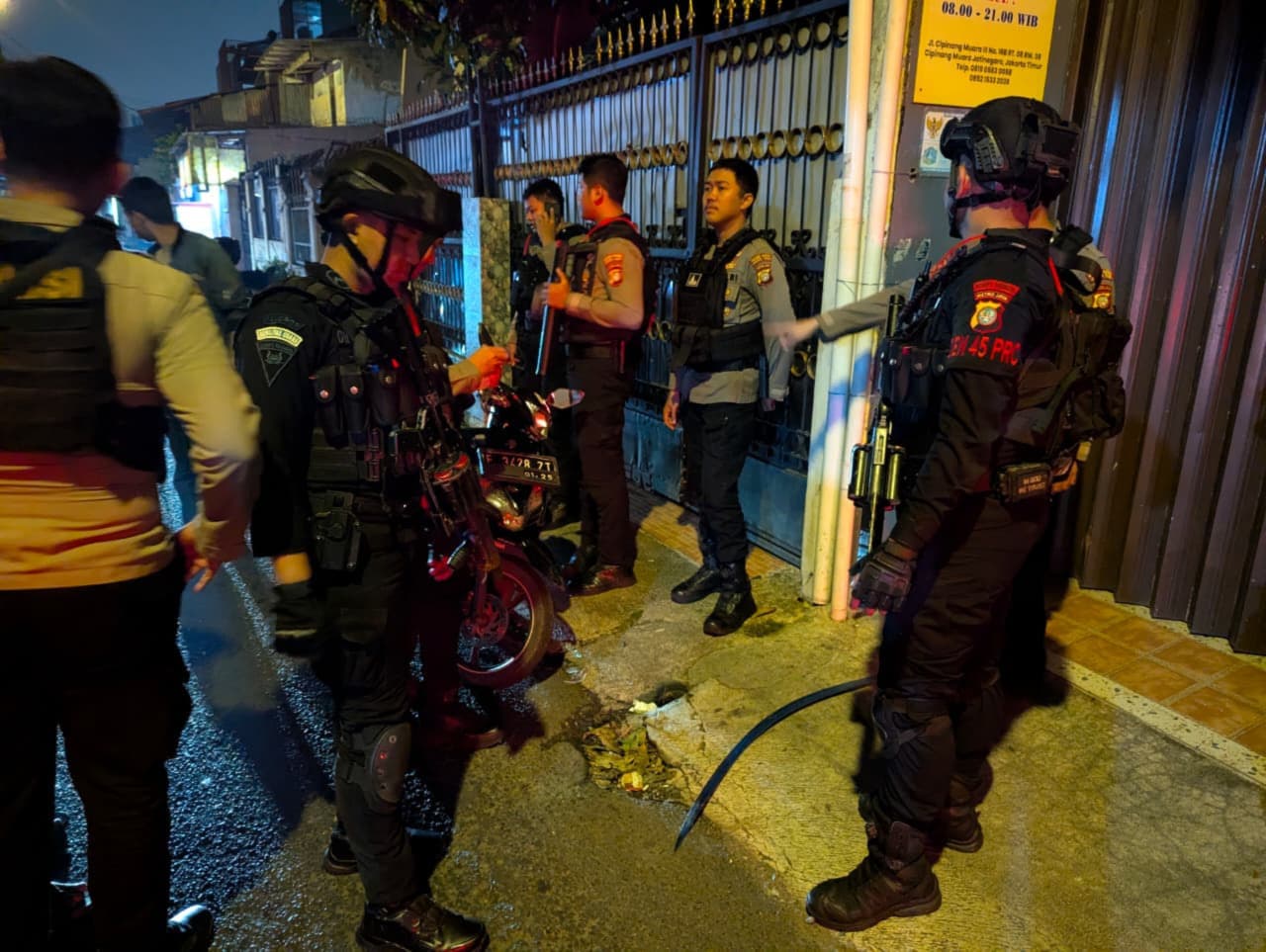 Brimob Polda Metro Jaya dan Polres Jaktim Patroli Malam, Amankan Sajam dan Cegah Tawuran
